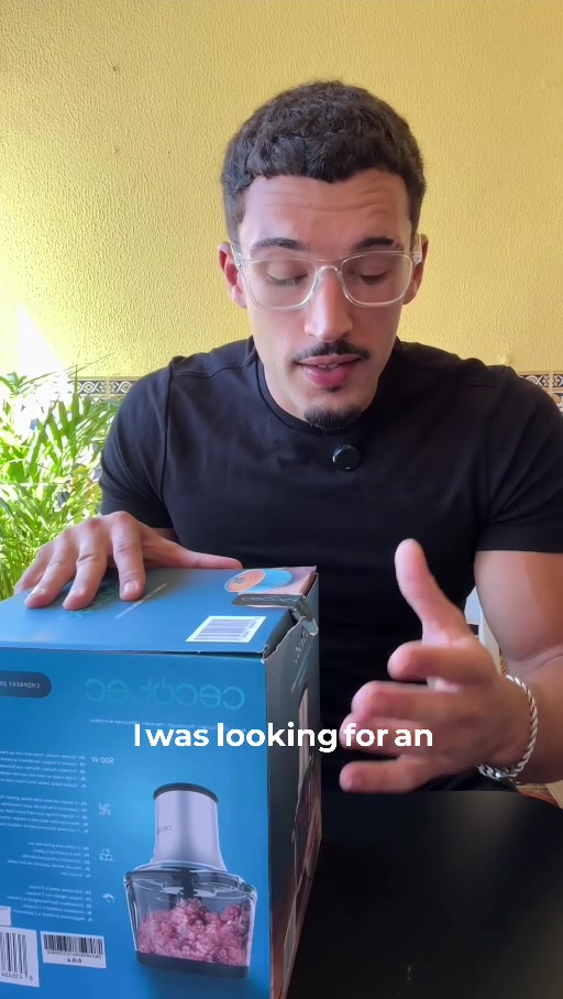 Yûnes introducing a blender in its box
